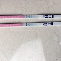 明天显示排卵期，怎么还是浅色！之前也试过一直都是浅粉，根本不知道哪天排卵期了。是不是不准！