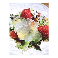 今日早餐是妈妈亲自出马 草莓➕蔬菜➕燕窝 还有如果孕吐的孕妈妈可以试试姜汁燕窝 今天有很多孕妈妈试过