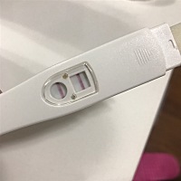 末次月经12月7日，姨妈到现在都没来，也拿验孕棒测试了，结果是两根线。可为什么到现在我都感觉自己像做...