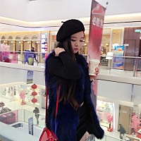 一顶贝蕾帽，一件宝蓝色狐狸貉子毛皮草马甲，配上su金色珍珠项链，一条黑色打底裙，一个红色包，一双过...