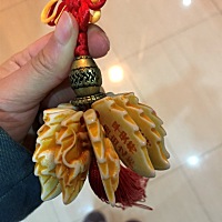 宝妈有知道这是啥嘛？这个是我们以前房东挂家里的，是避邪的嘛，要不要清理掉