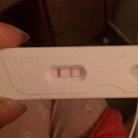 今早晨起时用了试纸测试了下，上面显示两条平行线是不是说明已经怀孕了？早孕有哪些反应