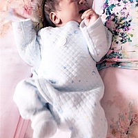 宝宝49天，长心眼了，白天非让抱着睡，弄得晚上睡觉都有后遗症了，怕一不小心就哭让你抱着😂