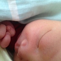 宝宝32天啦！六个小时后我们去打针。打过针，回家收拾衣服啥的，我们回自己的家！妈妈以后带你