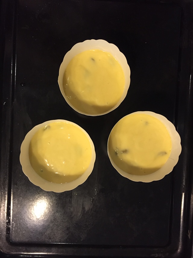 装入准备好的纸杯中入烤箱，上下火200度15分钟