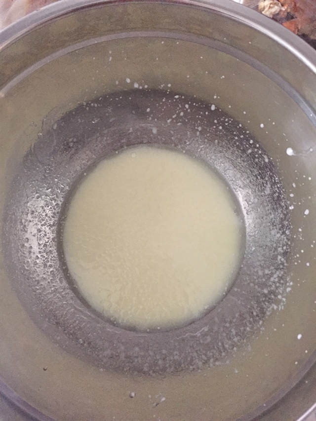 牛奶和植物油混合均匀