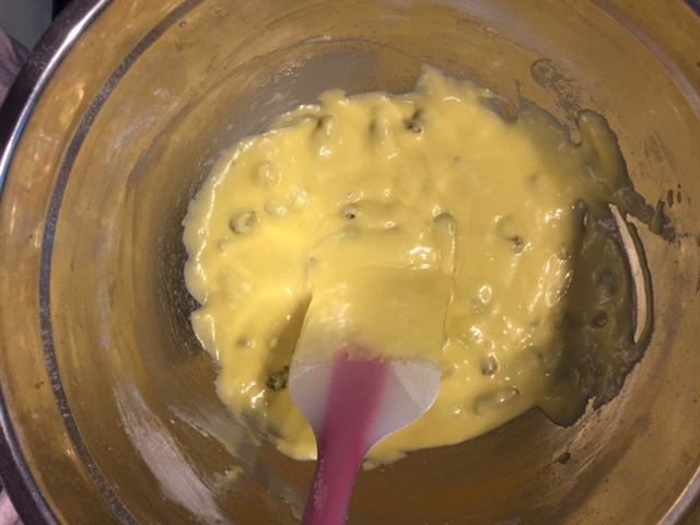 把混合好的干性材料倒入湿性材料中搅拌均匀