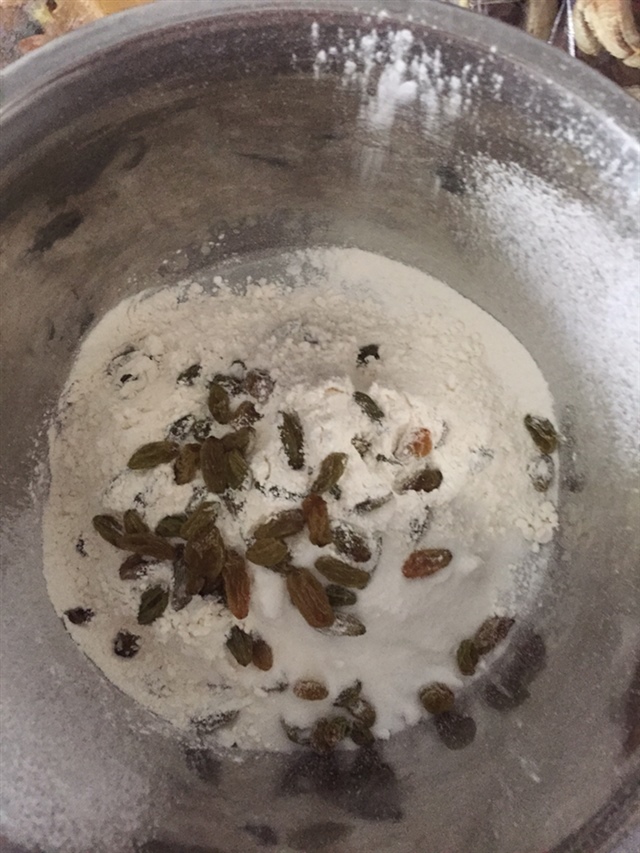 面粉、盐、泡打粉、糖、果干放一起混合均匀