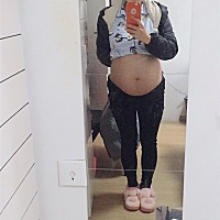 倒计时：53天   刚刚围着小区走了3圈，爬了9层楼梯。听说适量运动有助于顺产，抱着西瓜运动还是挺累的，...