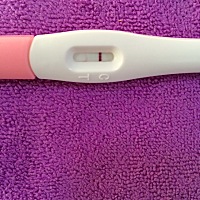 昨天验孕一深一浅，例假推迟两天，体温连续18天多都是37.2，今天小便时流出红色东西，是又来月经了么？...