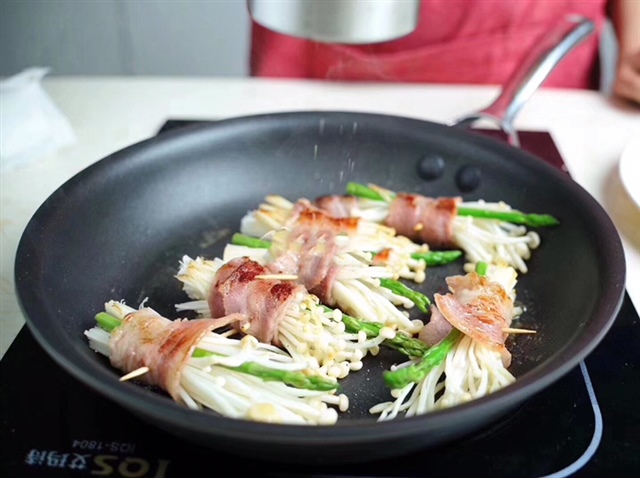 一面煎微黄后翻个儿