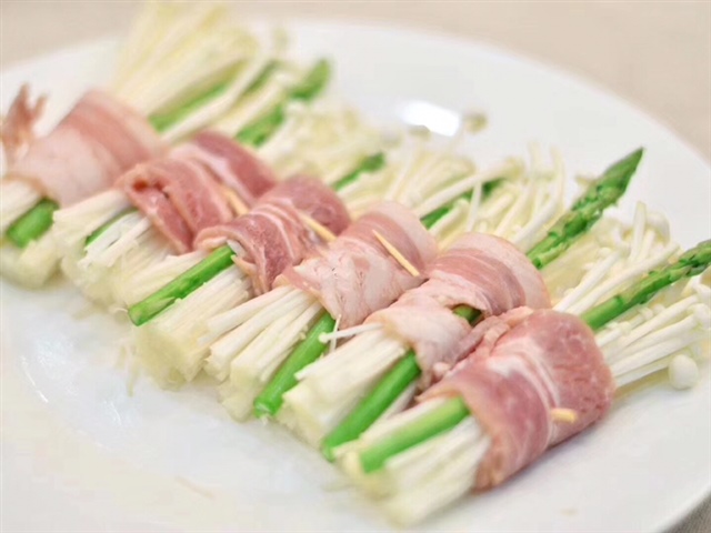 原材料：芦笋，培根，金针菇洗净去根