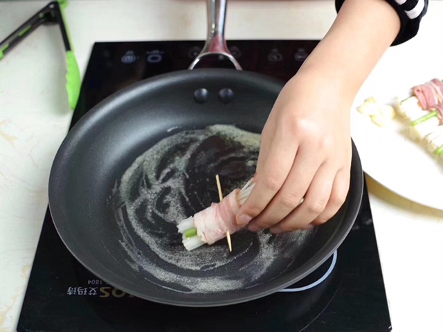 用牙签固定如图