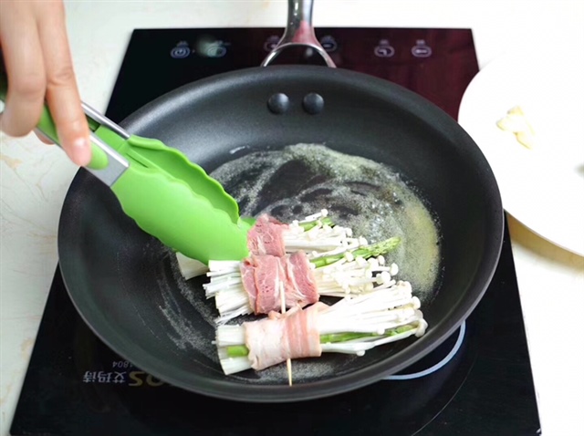 不粘锅刷黄油，挨个下锅煎