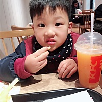 小屁孩就喜欢吃薯条！