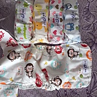 开始给孩子白天也用尿不湿，是省事，可是屁股红红地，红痘痘起来了，看圈里宝妈有用这种的，穿了几天就...