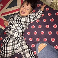 宝宝不爱睡午觉，大白天的总吵着要玩要闹，有什么办法么？要精分了哎