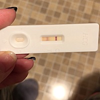 今天早上晨尿  过了10多分钟才显示两个杠  是怀孕了吗？