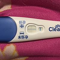 这是可丽蓝验孕棒都说会炸糊有没有用过的宝妈们么 现在距离来大姨妈还有四天 现在腰疼肚子疼 白带还多 ...