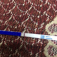 各位宝妈帮我看看第二条线是这样，特别细，排卵试纸已经强阳4天了，今天大姨妈推迟的第二天，这样是串色...