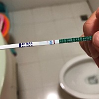 刚又测了一个，我是这个月8号月经来完，怎么不是一条线？我是不是喝中药的原因才能测出来啊