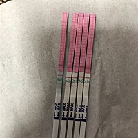 请问各位宝妈，排卵试纸从昨天到现在一直两条线，一深一浅，是什么意思？会怀孕吗？可我现在处于安全期...