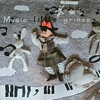 给小苏苏亲自拍的百日照～亲手做了格子背带裙和牛仔裤，感觉非常有意义！