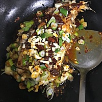 最近学会炖鱼，味道很好。今天选的海鱼 肉质差了些，下次买胖头鱼 、三道麟