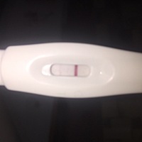 亲们帮忙看看这是有了吗，还有3天到月经期，早晨测得3小时后才显示两条杠