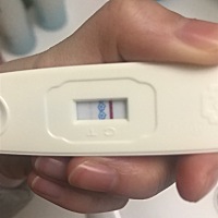 末次月经1月14日，连续试纸测都有不是很明显的两条杠，排卵试纸也是阳性，小腹有点隐约胀痛有点像要来月...