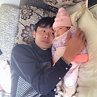 和她爸比的合照，好有爱啊