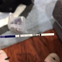 例假推迟，刚开始测的时候，检测线几乎看不到，今天又测了下，浅浅的一道，有经验的孕妈看一下，是有了吗？