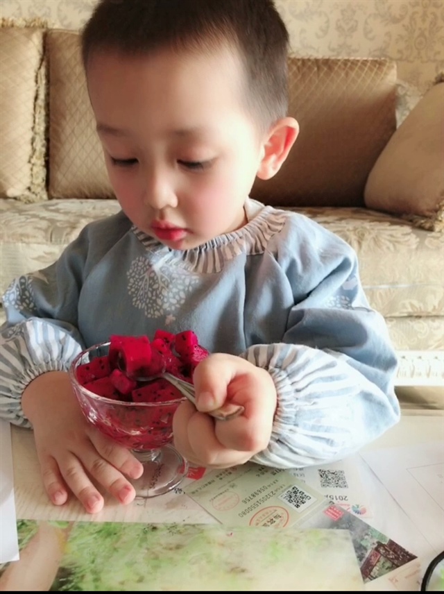 小伙子正在吃火龙果燕窝