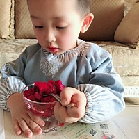 燕窝对儿童的功效主要有：1.促进智力发育。燕窝中含有独特的唾液酸，学名为神经氨酸，也就是母初乳中对...