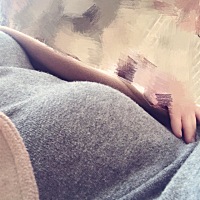 还差几天才四个月，可是肚子感觉很显怀，朋友说她感觉宝宝快要生的时候肚子才比我现在大一点😄