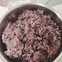 孕五周，腰酸肚子疼已经有好几天了，不过还没有孕吐反应，胃口还不错。今天上夜班，老公给我送来了晚饭...