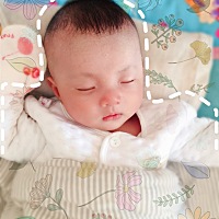 宝宝35天了，竖抱起来爬肩膀上拍嗝的时候头会抬起来，有时还会从左边转到右边，要不然就会下巴枕着我的...