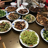 今天过年，公婆刚才跟我说，晚上我们少做几个菜啊，做8个，只做一个肉菜，鱼，（总共7个人吃）还说做多...