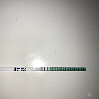 请问大家我这是怀孕了么？ 备孕小半年了。 昨天肚子有点阵痛。 我测个试纸试一下。  半小时后看到浅浅的...