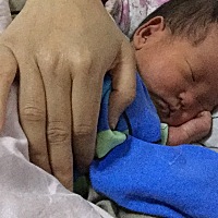 出生第九天了，就喜欢这样抱着，这月子里有点难熬啊