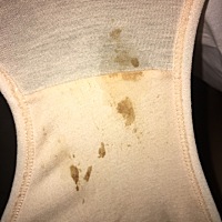 怀孕39加6刚刚上小便流了一点竭色的东西！请问这是什么？