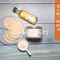 鲜味脆球饼： ①月龄：12月龄以上 ②食材：饺子皮、紫菜虾皮粉、芝士粉、核桃油。 ③营养：那个在摔跤吧...