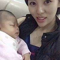 孕期皮肤的组织结构和营养结构会发生很大变化，生育会给孕妈妈的肌肤造成很大的影响，产后肌肤的老化速...
