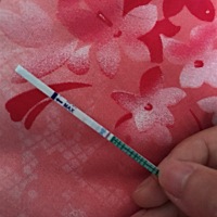 1.15姨妈，22号干净印子好浅，今早起来尿尿，尿完擦的时候有淡淡的咖啡色分泌物，我有过宫外孕，好担心...