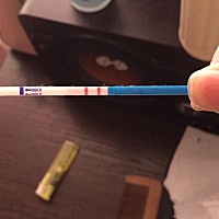 号脉说看脉象比较滑是怀孕了彩超还没看出来孕囊却说了一句看着像是出来累一周后再去看看，用试纸放到尿...