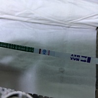 之前有过一次生化～ 这次再测试纸颜色没有那么深 有点担心 月经期超出两天了～ 试纸对比色肉眼看没有照...