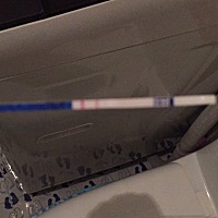 我也是刚怀孕，打b超没有，但是抽血提示怀孕，1470多，我想问一下大家，怀孕期间能不能用化妆品