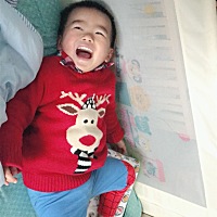 我2周岁啦！可以说完整的句子，可以自己上下楼梯，可以自己吃饭，只是尿不湿还是24小时用着