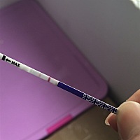 末次月经1月28日，这是有了吗？应该什么时候去医院检查一下？2月26日晚出了点接近褐色分泌物，要不要紧...