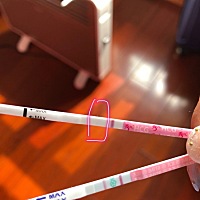 上HCG试纸，下排卵试纸，不知道是不是心理作用，感觉上面的试纸有条很淡很淡很淡的线😂😂